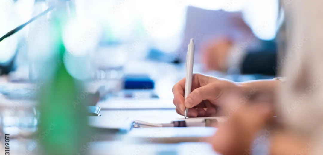 メモをとる女性