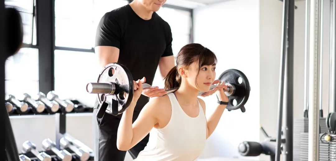 筋力トレーニングを行う女性