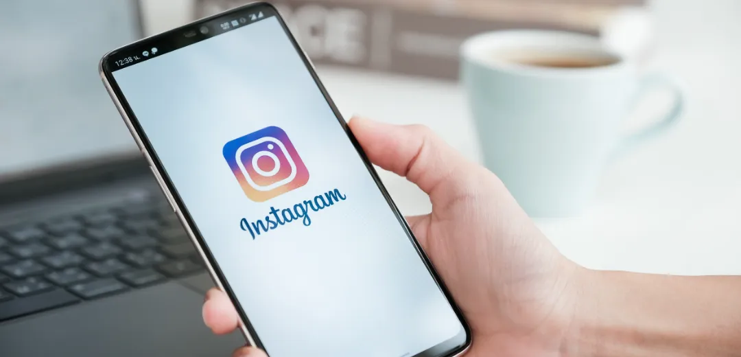 スマホに表示されているSNSの画面