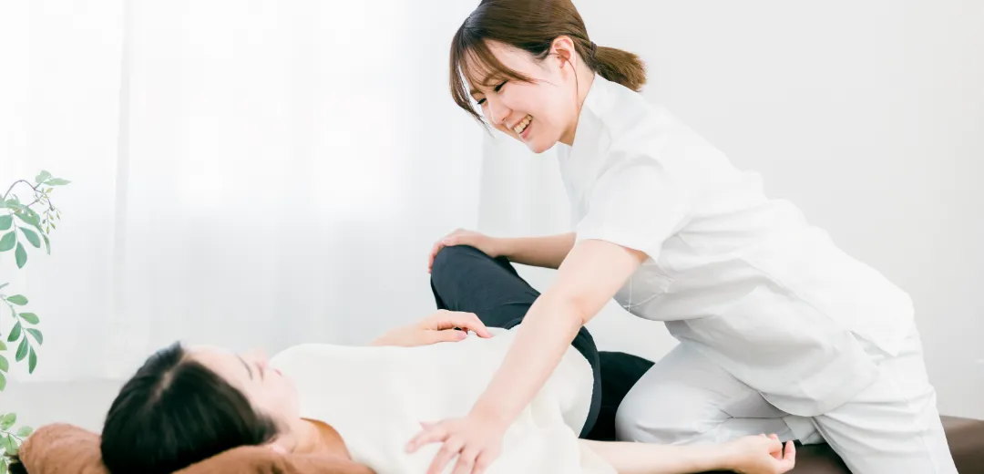 整体施術を受ける女性